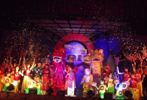 Tiễn năm Rồng đi qua đón năm Tỵ đến các giảng viên, sinh viên Trường Đại Học Hà Tĩnh đã tổ chức đêm văn nghệ đón chào năm mới Quý Tỵ 2013 với lung linh sắc màu